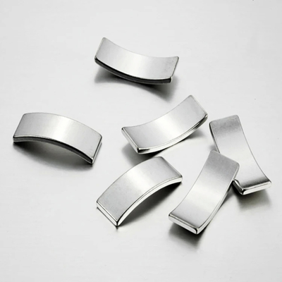 Magnet arc bumi langka berlapis nikel anisotropik untuk magnetisasi arah