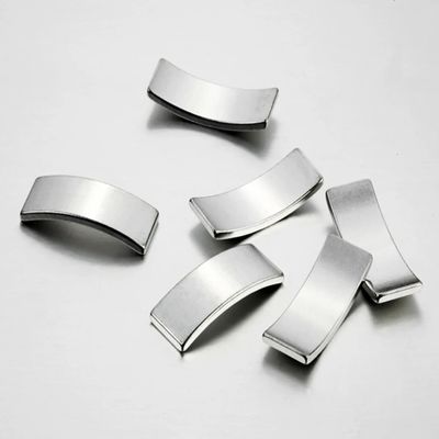 Harga yang pantas Magnet arc bumi langka berlapis nikel anisotropik untuk magnetisasi arah on line
